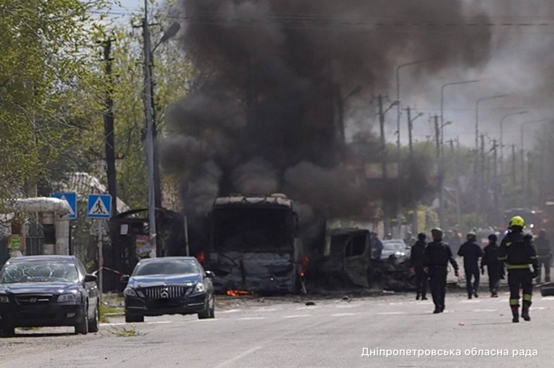 Russia strikes Ukraine's Dnipro: Major fire broke out, casualties reported