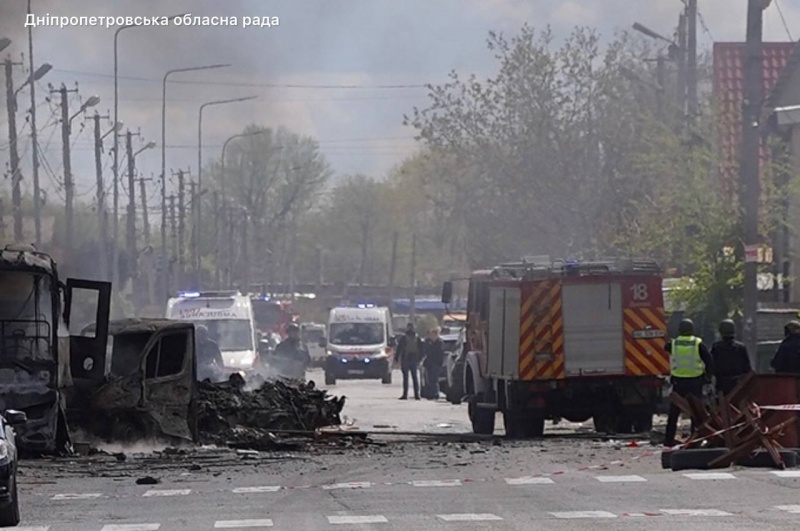 Russia strikes Ukraine's Dnipro: Major fire broke out, casualties reported