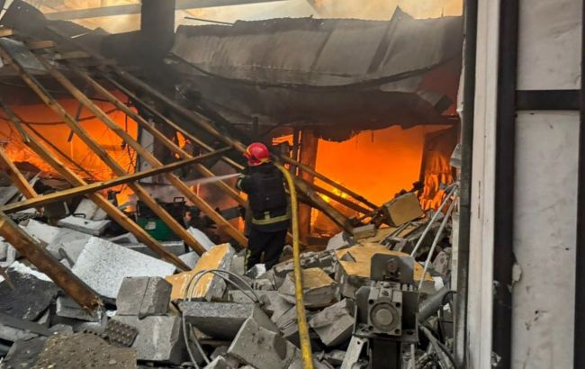 Rescuers show damage after Russian strike hits Chuhuiv (photos)