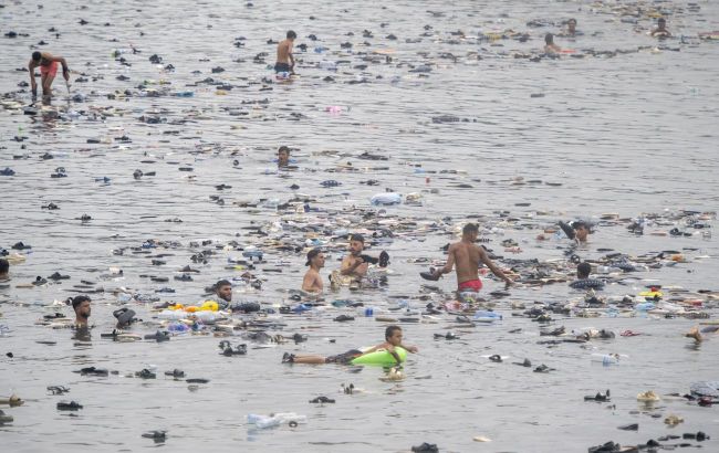 Dozens of migrants illegally reach mainland Spain, The Telegraph reports