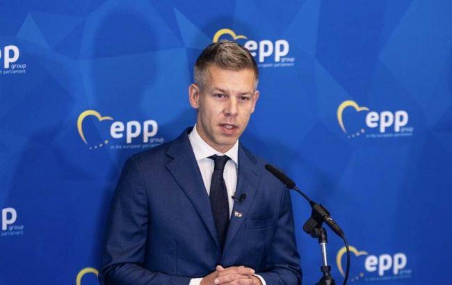 Orbán's opponent demands early parliamentary elections