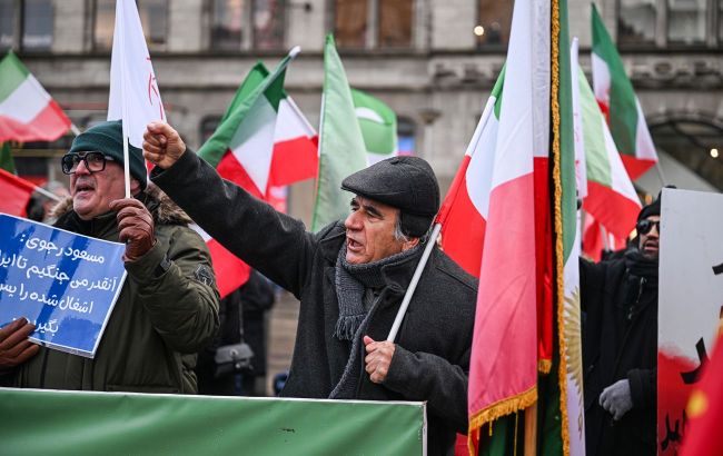 Canada urges citizens to leave Iran