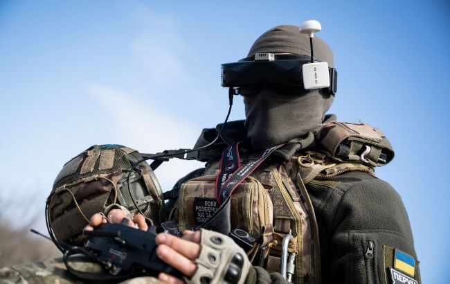 Ukrainian troops use drones to rescue captured comrades from Russian soldier