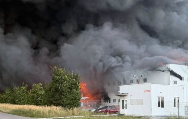 Russia strikes Yves Rocher and supermarket warehouses in Kyiv region