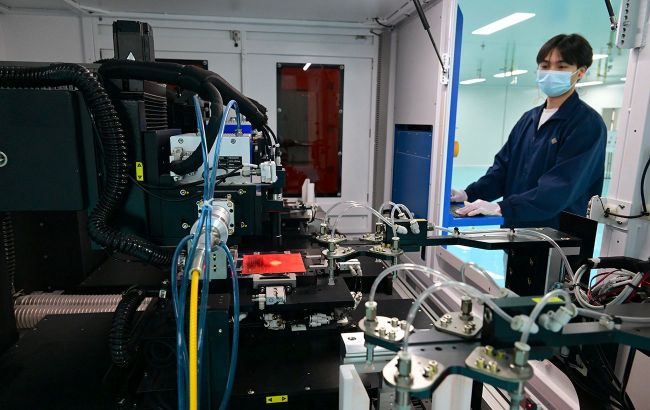 China unveils prototype machine for advanced semiconductor chips