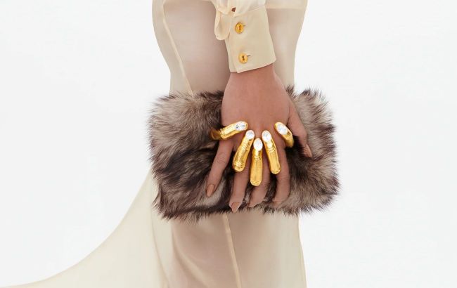 Fur and a golden hand: Schiaparelli sells unusual clutch for &euro;10,000