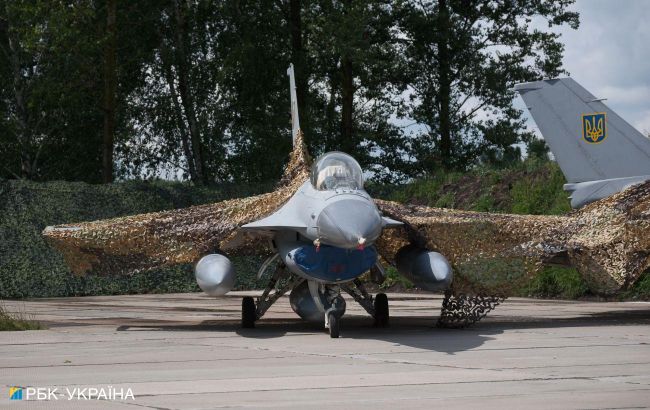 Ukrainian pilots complete F-16 training in UK