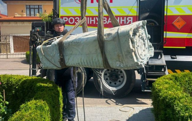 Russian Kh-69 missile falls near home in Kyiv —  Emergency team destroys warhead