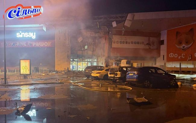 Russia strikes shopping mall in Ukraine's Sumy, leaving dead and wounded
