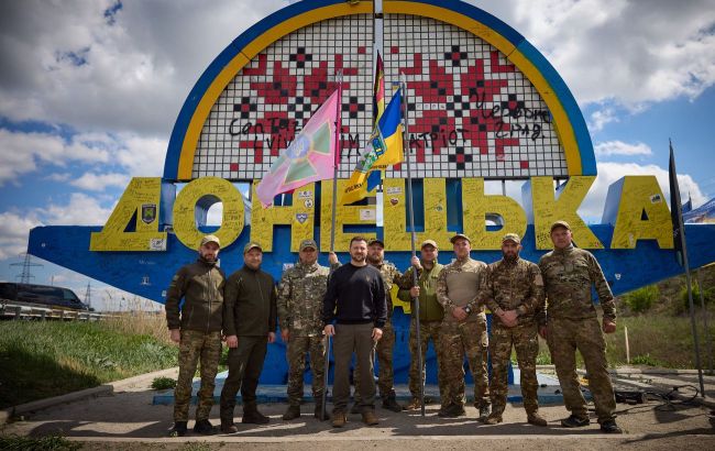 Zelenskyy visits Donetsk region, inspects fortification construction