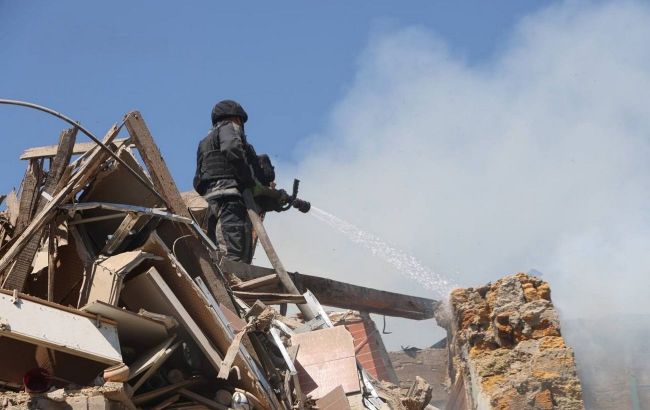 Russian bombs hit school in Ukraine's Kherson as drones target rescuers during response