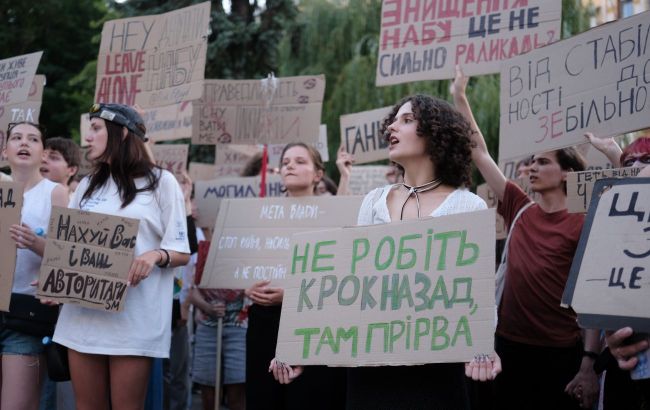 Third day of demonstrations in Kyiv against controversial NABU and SAPO law