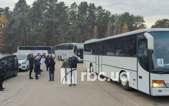 Evacuated residents of Oleshky cross into Ukraine through Chernihiv region - Zelenskyy