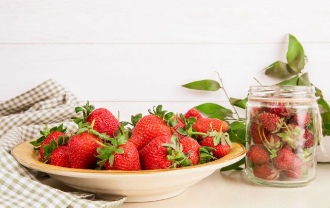 Everyone throws this strawberry part away &mdash; yet it&rsquo;s the healthiest bit