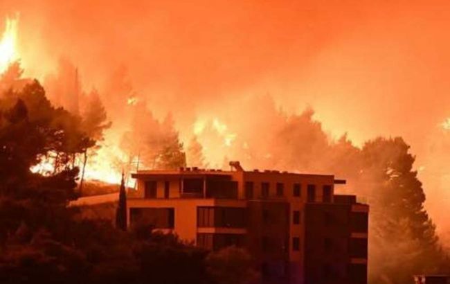 Massive wildfires sweep Croatia's resorts, thousands evacuated