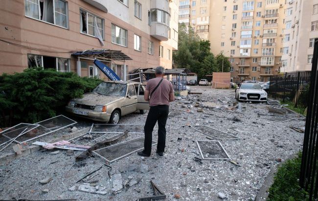 Russia's attack on Kyiv causes casualties, damages 6 districts, and disrupts metro service