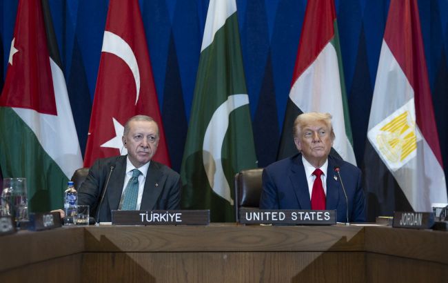 Trump and three other leaders sign peace agreement on Gaza