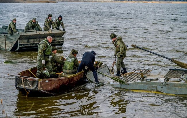 Ukrainian forces destroy Russian boat carrying troops (Video)