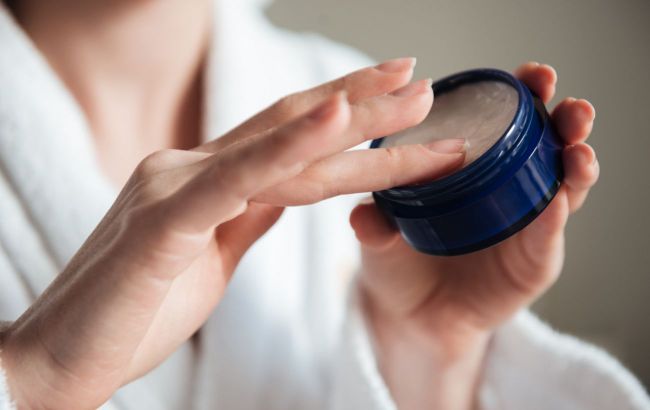 Unlocking skincare secrets: How to apply moisturizer the right way