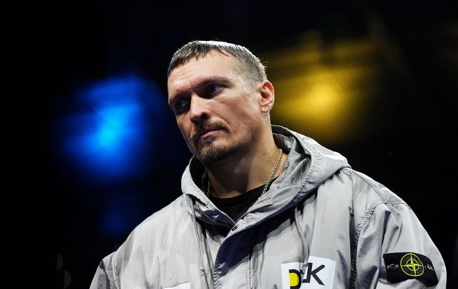 Usyk's ring robe carries family symbols and tribute to Ukraine's military