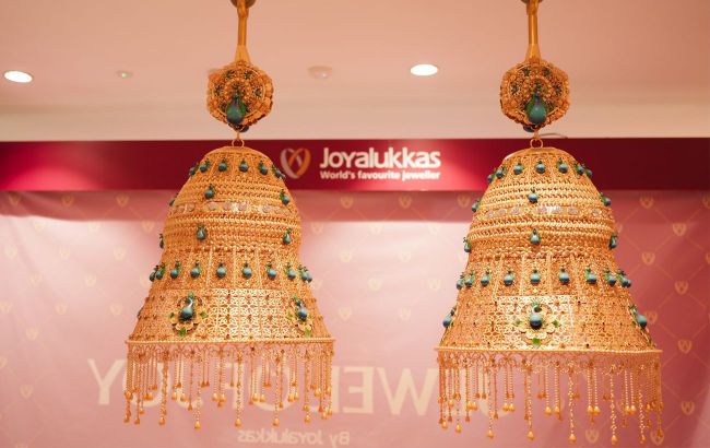 Dubai unveils 16.5 kg gold earrings that set two world records