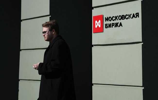 Russian stocks plunge after Trump cuts deadline for Putin