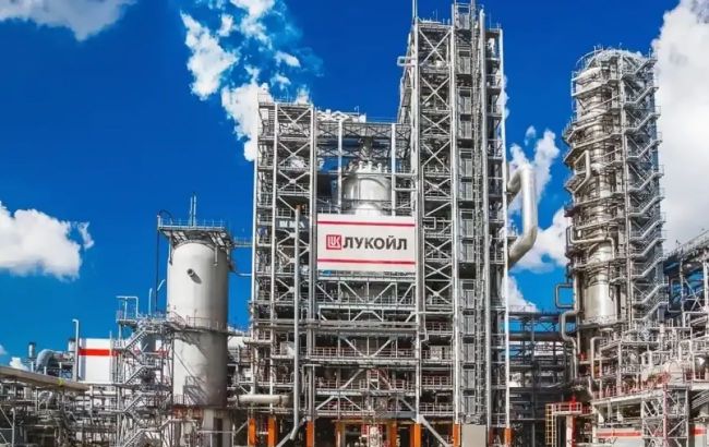 Russia's fourth-largest oil refinery halts processing after drone attack, Reuters reports