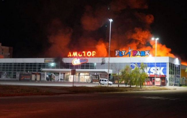 Russia strikes another shopping mall in Zaporizhzhia, fire breaks out