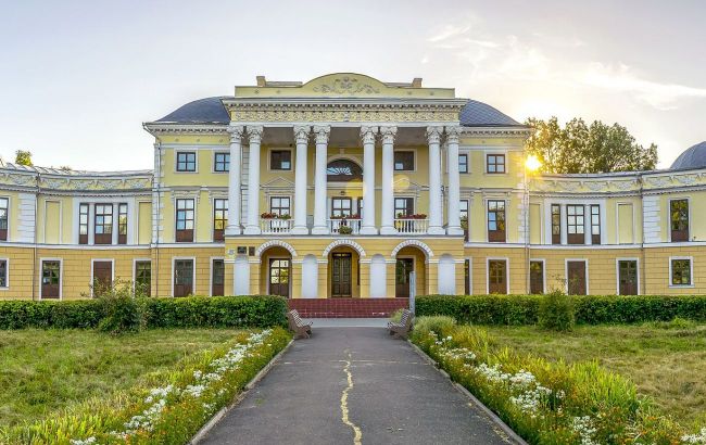 Noble estate turned into unique museum: Why you should visit Grocholski palace in Ukraine