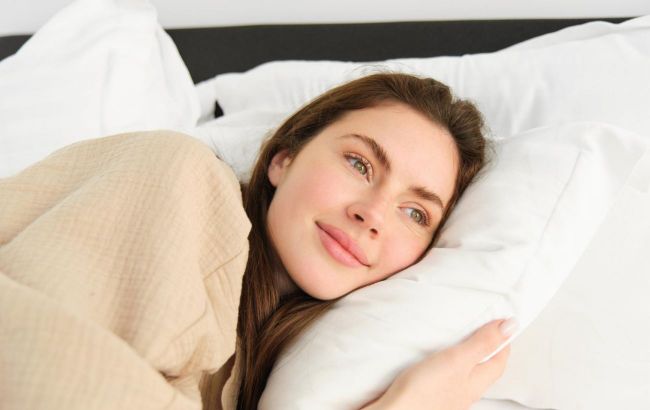 Cosmetologist explains how to sleep to avoid wrinkles on face