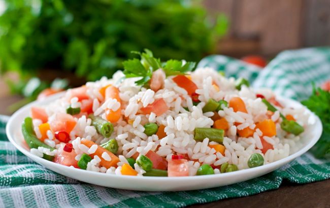 Healthy chicken and veggie rice is perfect for weight loss