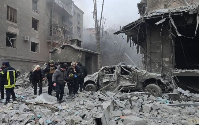 Russian ballistic missiles strike apartment building in Ukraine's Kharkiv - Photos from scene