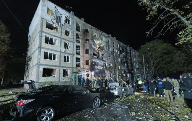 Night strikes on Kharkiv: Guided bombs destroy multi-story building, cause power outages