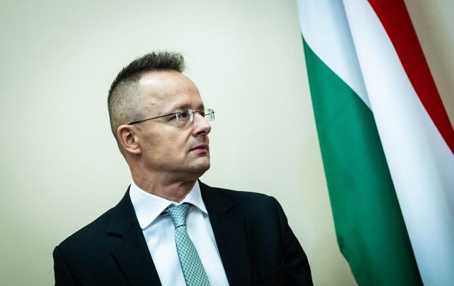 Looking for 'peace': Hungarian Foreign Minister arrives in Belarus