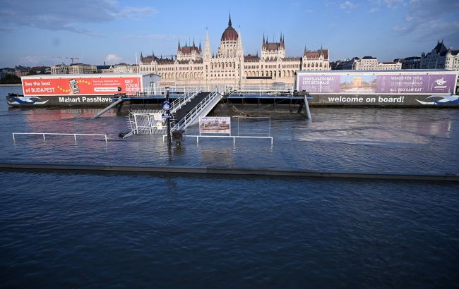 Danube River overflows in Budapest, Hungarian parliament flooded