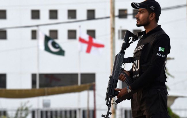 Suicide bombing in Pakistan kills at least 25