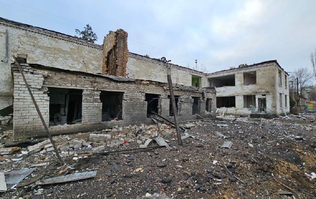 Russians strike Kherson with missiles: Kindergarten and mall damaged