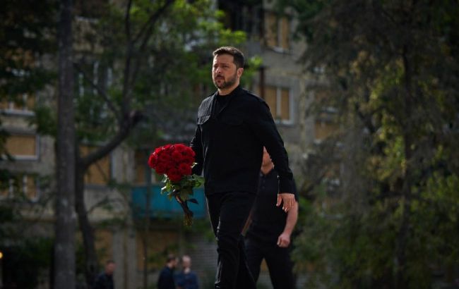 Zelenskyy honors victims at site of deadly strike in Kyiv
