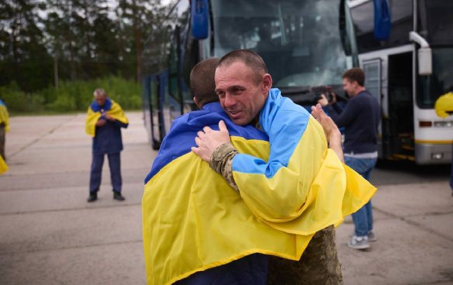 Day 2 of swap: 27 Mariupol defenders freed, some units see first-ever returns