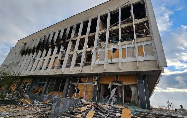 Russian army massively shells Kherson, well-known library destroyed