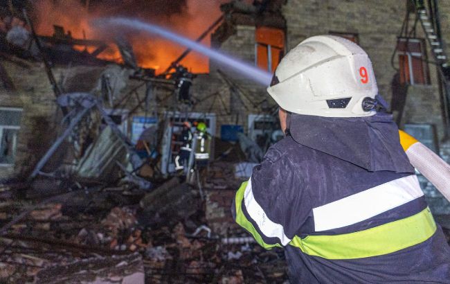 Russian night attack on Kharkiv: rescuers show eliminating of consequences