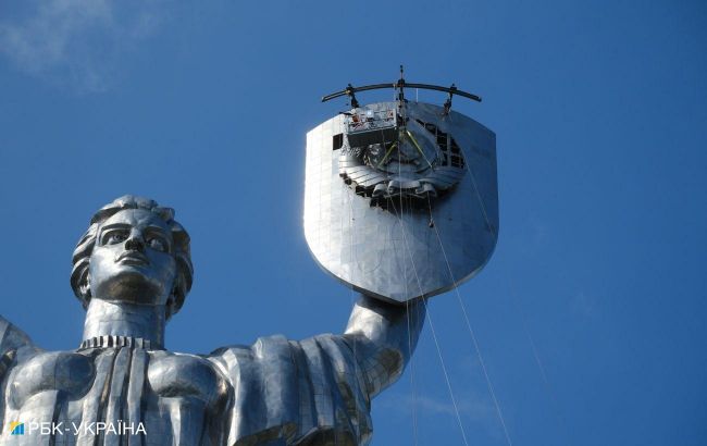 Kyiv's Motherland monument: Soviet emblem to be removed on August 1, replaced with trident