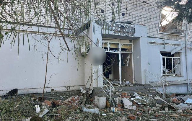 Russians strike houses in Kherson, resulting in casualties: photos