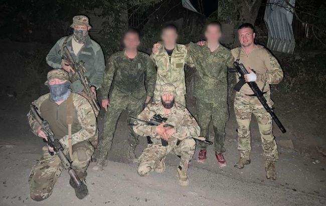1,5 years of occupation: Navy and intelligence return Ukrainian paratroopers home