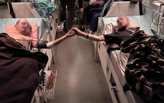 Two Ukrainian comrades believed died in battle meet again in hospital: Touching photo