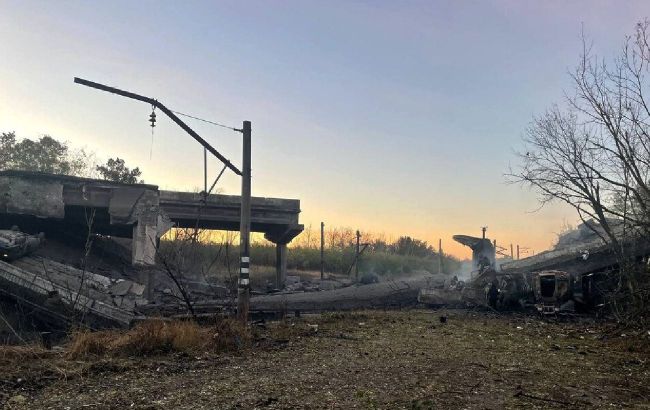 Important bridge for Russians destroyed in Donetsk region: Photos, video