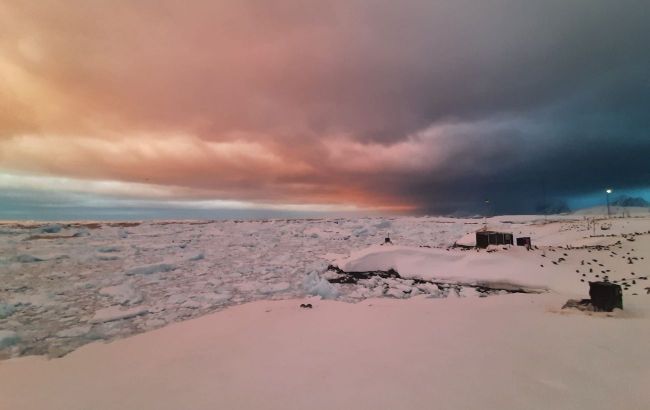 Ukrainian polar explorers show astonishing sunrise in Antarctica