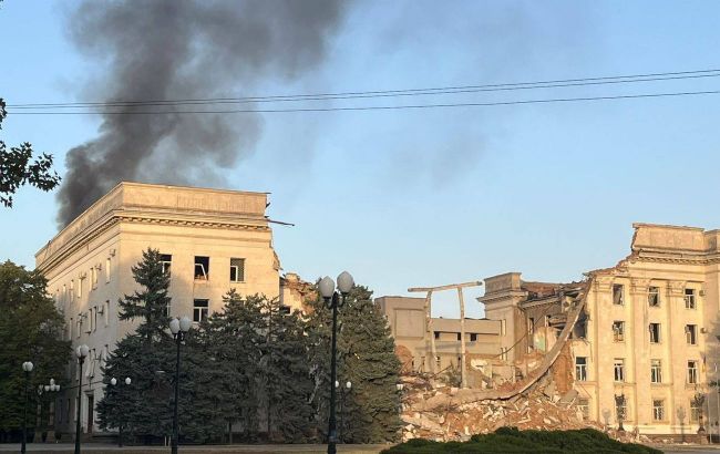 Kherson admin building burns for half a day after Russian attack