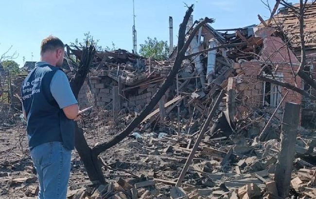 Russians drop 250-kilogram bomb on Sloviansk house: Footage reveals aftermath