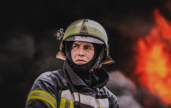Drone attack on Kyiv: debris hits shopping center in Obolon district, building on fire